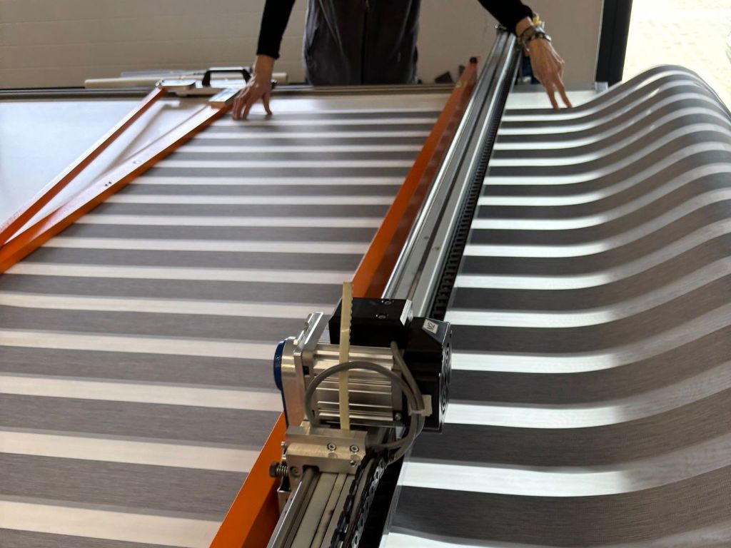 Řezání látky na přesnou míru_Zebrashop